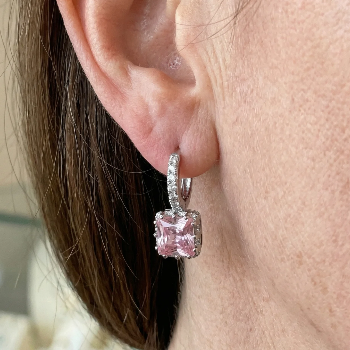 Pendientes Huggie Radiante Rosa | Oro Blanco